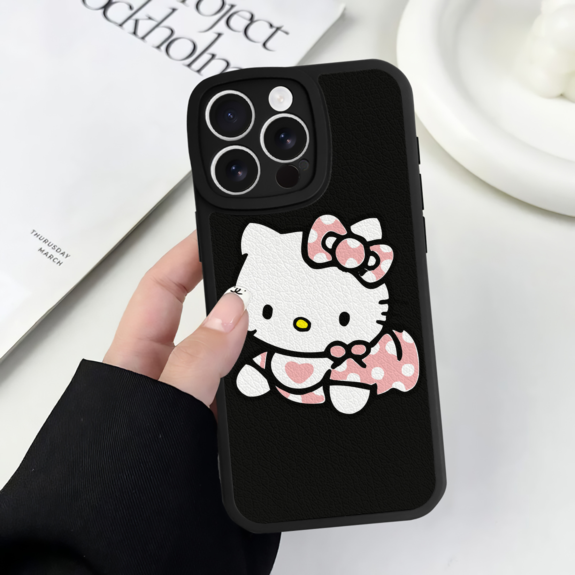 （画像用） Hello Kitty ハローキティ 【iPhone 16シリーズ対応】シリコンスマホケース（レザー調） 材質：シリコン